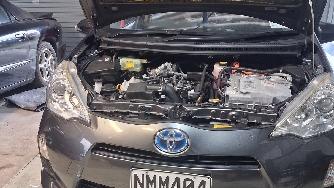 Vehicle engine-bay diagnostic photo
